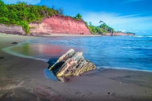 bela praia de coral no norte de bengkulu, indonésia foto