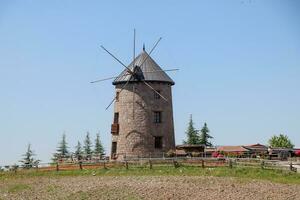 moinho de vento e azul céu. foto do moinho de vento com colheitas