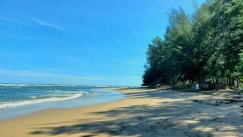 lindo de praia com e temperamental céu. verão período de férias viagem feriado fundo conceito. luxo viagem verão feriado fundo bandeira conceito foto