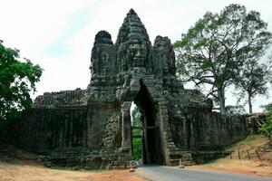 sul portão do Angkor thom dentro Camboja foto