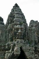 sul portão do Angkor thom dentro Camboja foto