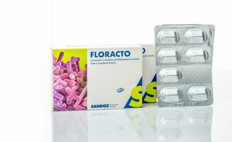 chonburi, tailândia-abril 29, 2023 floracto lactobacillus acidófilo e bifidobactéria animalis dietético suplemento produtos. probiótico cápsula para saudável intestino dentro alumínio bolha pacote e embalagem. foto