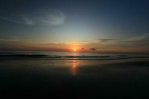 belo pôr do sol na praia foto