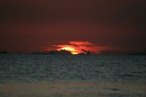 belo pôr do sol na praia foto