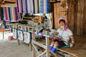 Chiang Rai, Tailândia - junho 15,2023 - a mulher dentro grandes pescoço Vila ou Karen Colina tribo dentro Chiang Rai, Tailândia. foto