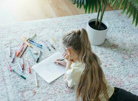 criança menina desenhando com colorida lápis foto