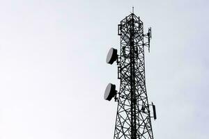 telecomunicação torre com antenas. antena em uma céu. torre com antenas. telefone antena. foto