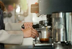 barista mãos fazer café para serviço foto