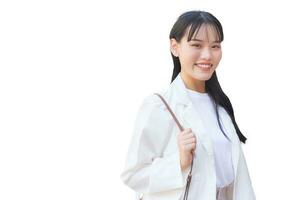 confiante jovem o negócio ásia trabalhando mulher quem desgasta uma branco camisa e ombro saco sorrisos alegremente enquanto ela é caminhando para trabalhos às escritório isolado em branco fundo. foto