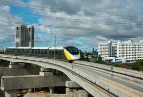 Bangkok, tailândia- 2 de julho, 2023-mrt amarelo linha trem durante teste corrida foto