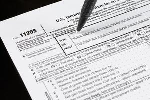 formulário 1120s nos EUA declaração de imposto de renda para uma empresa s. formulários fiscais dos estados unidos. formulários fiscais em branco americanos. hora do imposto.
