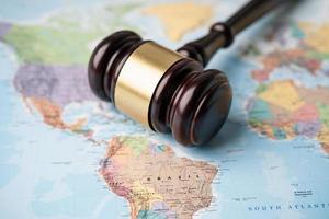 Banguecoque, Tailândia - 1 de dezembro de 2020 martelo da América para o advogado do juiz no mapa do globo wold. conceito de tribunal de direito e justiça.