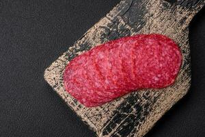 delicioso defumado salame linguiça com sal, especiarias e ervas cortar para dentro fatias foto