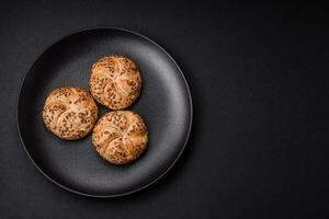 delicioso recentemente cozido crocantes pão ou Kaiser lista com sésamo sementes foto