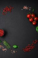 ingredientes para cozinhando cereja tomates, sal, especiarias e ervas foto