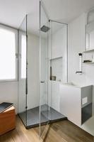 interior moderno do banheiro em primeiro plano o box do chuveiro foto
