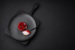 delicioso fresco doce bolo de queijo bolo com bagas e vermelho cor geléia foto