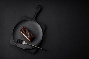 delicioso doce sobremesa bolo de queijo com cristalizado frutas dentro chocolate foto