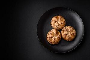 delicioso recentemente cozido crocantes pão ou Kaiser lista com sésamo sementes foto