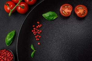 ingredientes para cozinhando cereja tomates, sal, especiarias e ervas foto