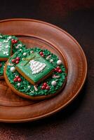 lindo delicioso Natal Pão de gengibre em uma concreto textura fundo foto