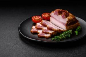 delicioso caloria defumado bacon com sal, especiarias e ervas foto