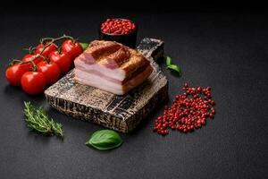 delicioso caloria defumado bacon com sal, especiarias e ervas foto