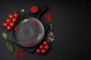 ingredientes para cozinhando cereja tomates, sal, especiarias e ervas foto