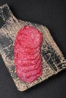 delicioso defumado salame linguiça com sal, especiarias e ervas cortar para dentro fatias foto