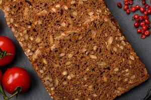 delicioso fresco crocantes Castanho pão com sementes e grãos cortar para dentro fatias foto