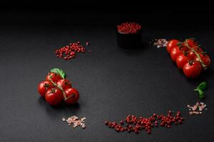 ingredientes para cozinhando cereja tomates, sal, especiarias e ervas foto