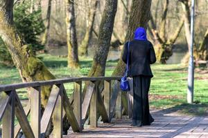 mulher muçulmana curtindo ao ar livre foto