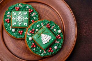 lindo delicioso Natal Pão de gengibre em uma concreto textura fundo foto