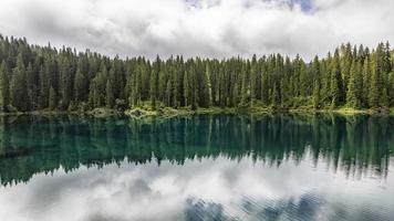 lago carezza nas dolomitas italianas