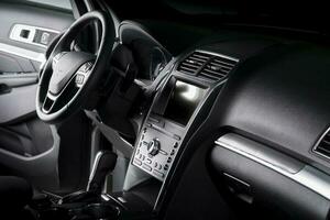 Visão do a interior do uma suv carro, moderno painel de controle com toque tela, Preto couro assentos ideal para a motorista foto