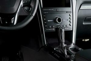 entretenimento sistema dentro uma luxo suv carro com automático transmissão e moderno detalhes - digital painel de controle foto