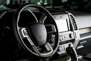 moderno pegar caminhão interior, toque tela painel, couro assentos e automático transmissão alavanca - Sombrio luz foto