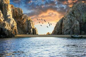 uma pequeno de praia conhecido Como amante de praia do cabo san lucas é localizado em a Baja Califórnia Península do México, não longe a partir de a cidade do cabo san Lucas. foto