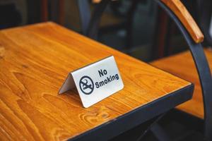 placa de proibido fumar na mesa foto