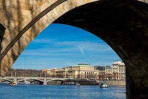 a medieval Charles ponte sobre a vltava rio dentro Praga cidade foto