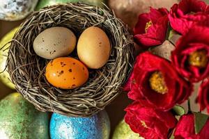 fundo de ovos de Páscoa em cores pastel, ninho natural e flores. conceito de páscoa foto