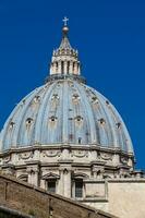 cúpula do a papal basílica do st. Peter dentro a Vaticano visto a partir de a frasco vaticano foto