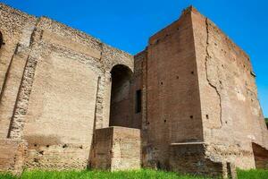 antigo ruínas do a domus augusta em palatina Colina dentro Roma foto