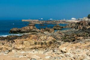 ensolarado dia às a lindo litoral e praias às porto cidade dentro Portugal foto