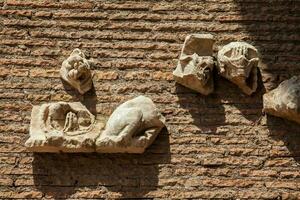 detalhe do a lindo pedra esculturas que decorado a antigo romano fórum dentro Roma foto