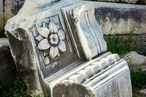 detalhe do a lindo pedra esculturas que decorado a antigo romano fórum dentro Roma foto