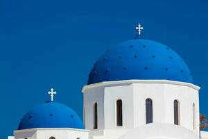 a Igreja do piedosos Cruz dentro a central quadrado do perissa em santorini ilha foto