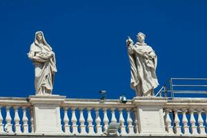 detalhe do a estátuas do santos este coroa a colunatas do st. Peter quadrado construído em 1667 em a Vaticano cidade foto