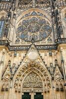 detalhes do a fachada do a metropolitano catedral do santos vitus, Venceslau e adalberto dentro Praga foto