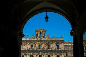 Visão do a lindo Antiguidade edifícios por aí praça prefeito a 18º século espanhol barroco público quadrado cercado de lojas, restaurantes e a Cidade corredor dentro salamanca velho cidade foto